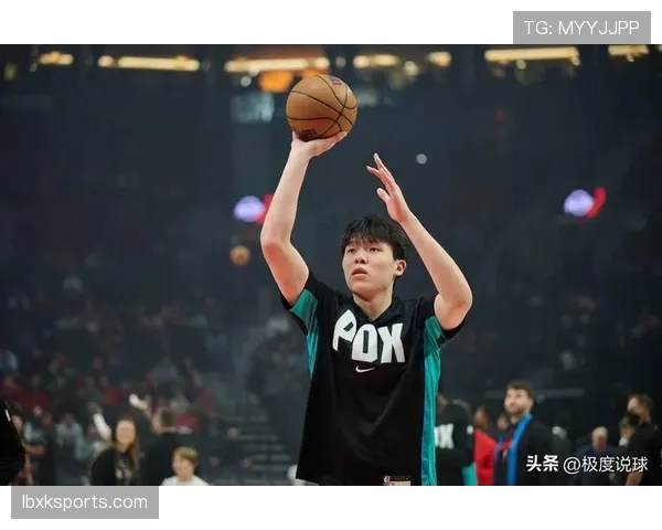 杨瀚森训练场上铁人，出了门立马变街头大叔？这反差也太让人笑喷了！